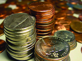 1セント硬貨、5セント硬貨、10セント硬貨、25セント硬貨の山。