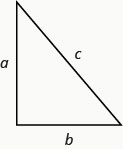 直角三角形の図。下部の水平な辺には b、左側の垂直な辺には a、その2辺を結ぶ斜辺には c と付けられている。