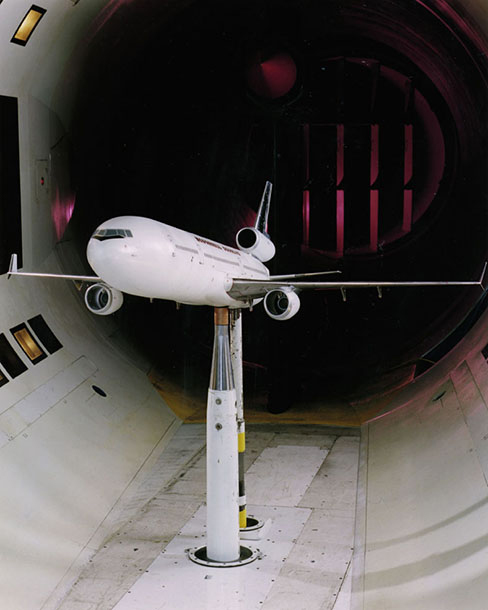 風洞内の模型飛行機の写真。