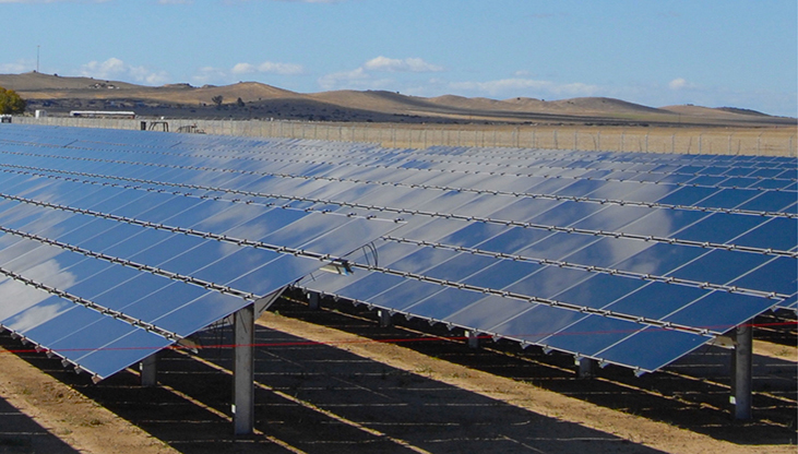 大規模な太陽電池アレイの写真。