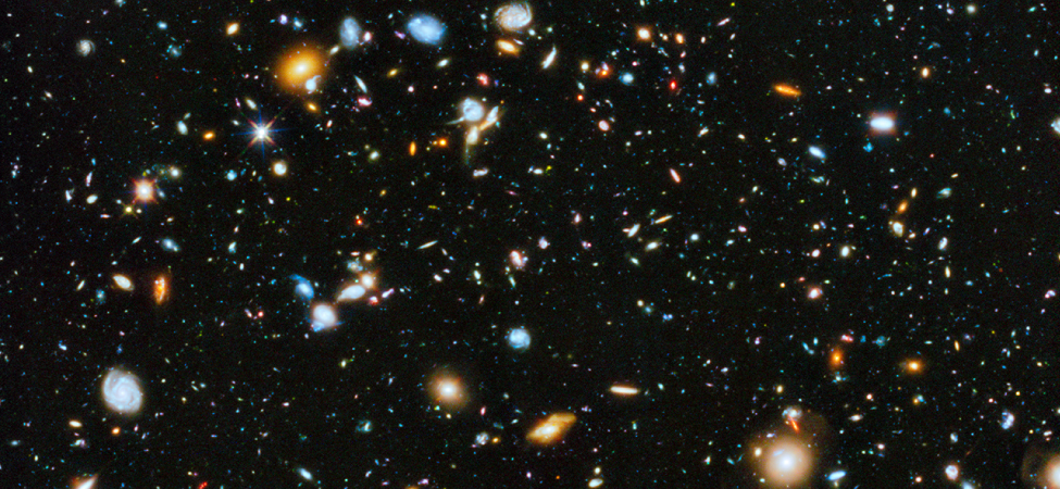 多数の銀河と恒星が写った望遠鏡画像。