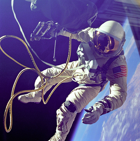 宇宙遊泳中の宇宙飛行士の写真。