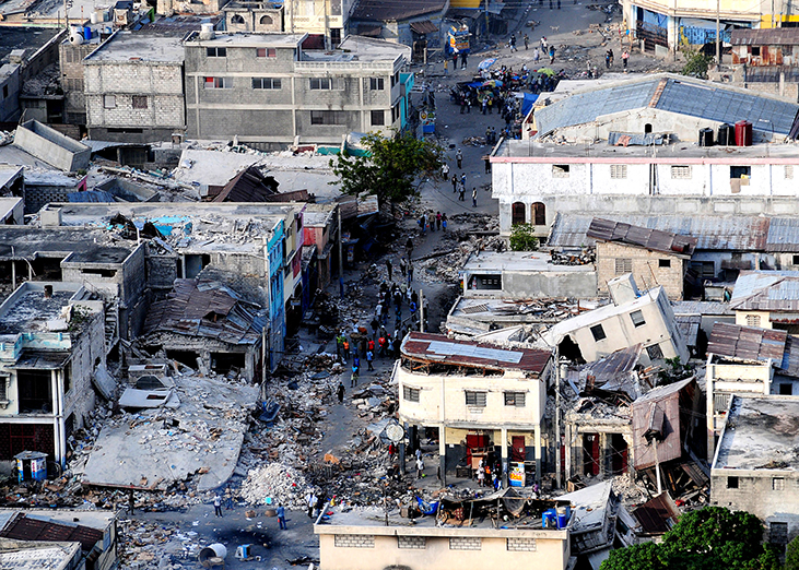 地震による被害。多くの建物が倒壊している。